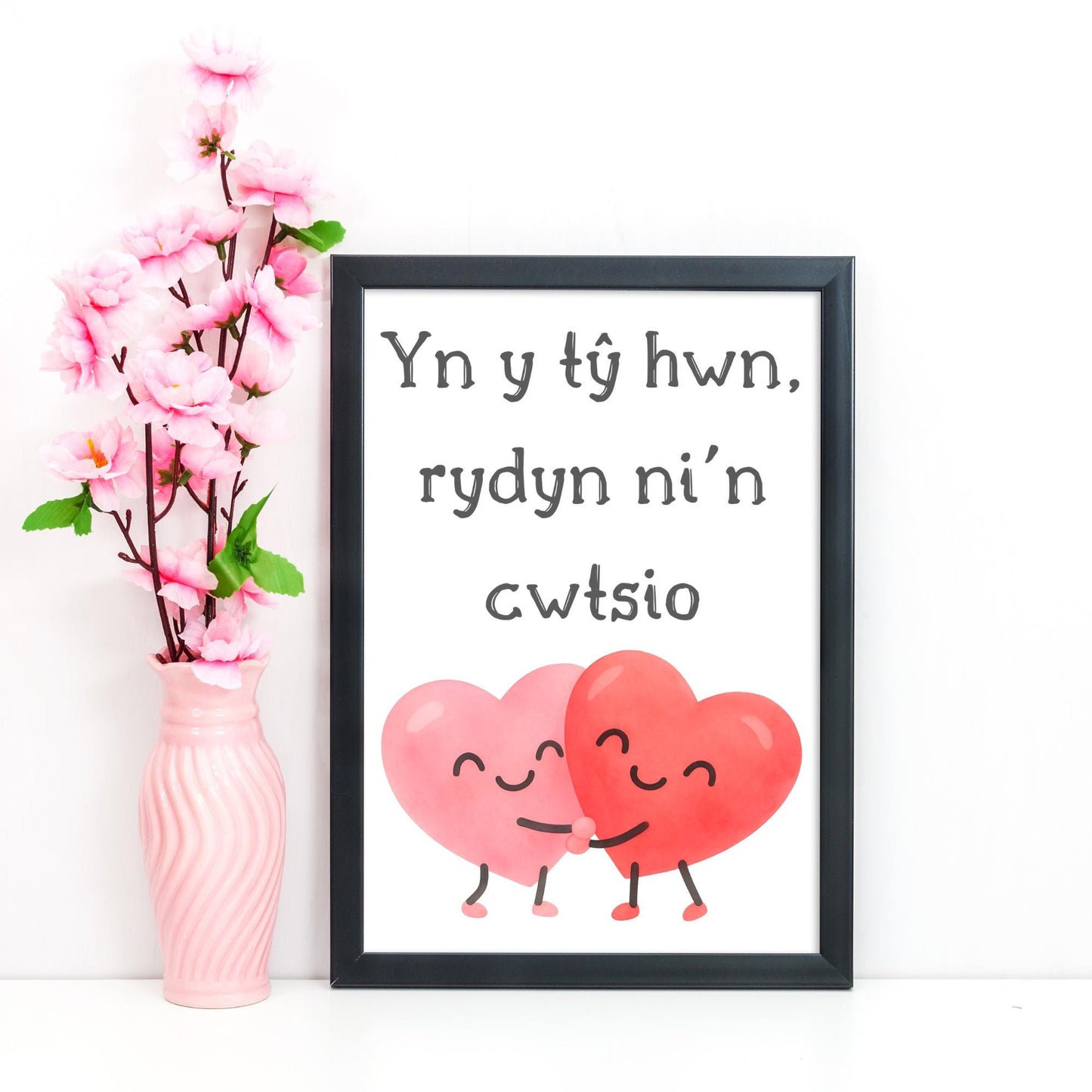 Welsh Language Poster, Yn y tŷ hwn, rydyn ni'n cwtsio, Simple Design, Minimalist Wall Art, Welsh Home, A4 Print, Line Drawing, Cwtsh