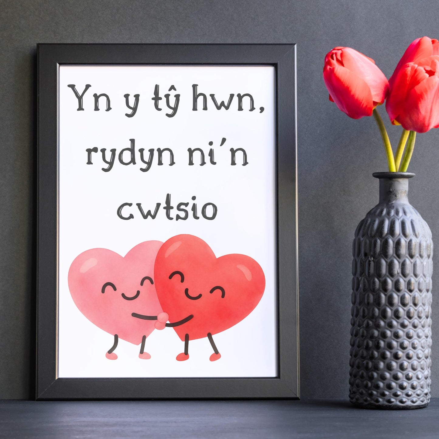 Welsh Language Poster, Yn y tŷ hwn, rydyn ni'n cwtsio, Simple Design, Minimalist Wall Art, Welsh Home, A4 Print, Line Drawing, Cwtsh