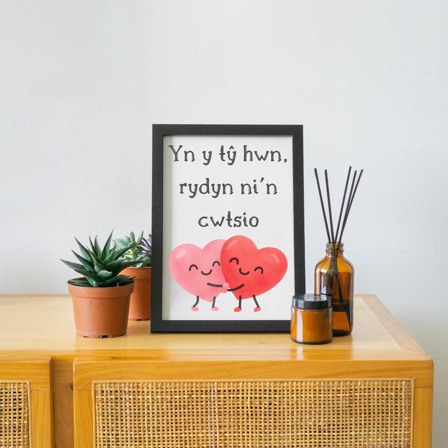 Welsh Language Poster, Yn y tŷ hwn, rydyn ni'n cwtsio, Simple Design, Minimalist Wall Art, Welsh Home, A4 Print, Line Drawing, Cwtsh